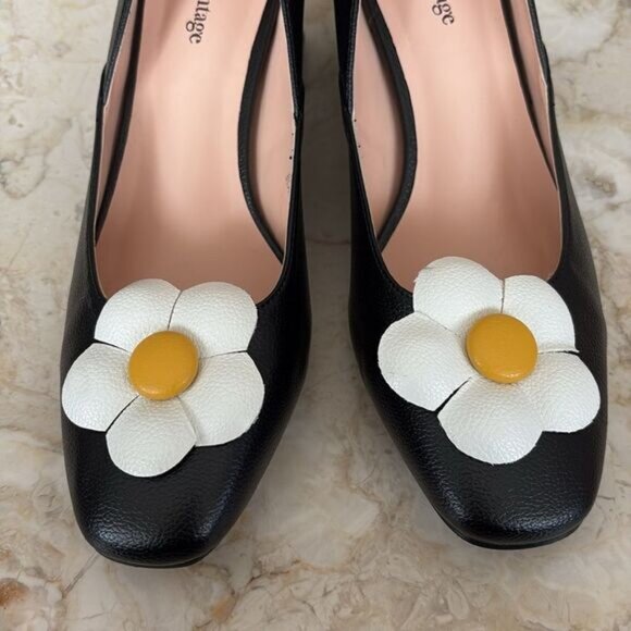 Unique Vintage Black Daisy Pumps - Picture 5 of 10